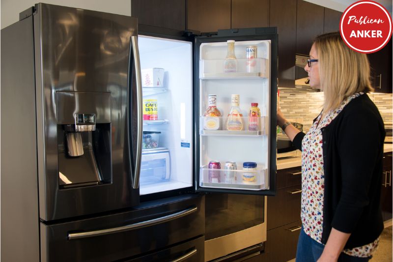 Refrigerator noise stops when door open